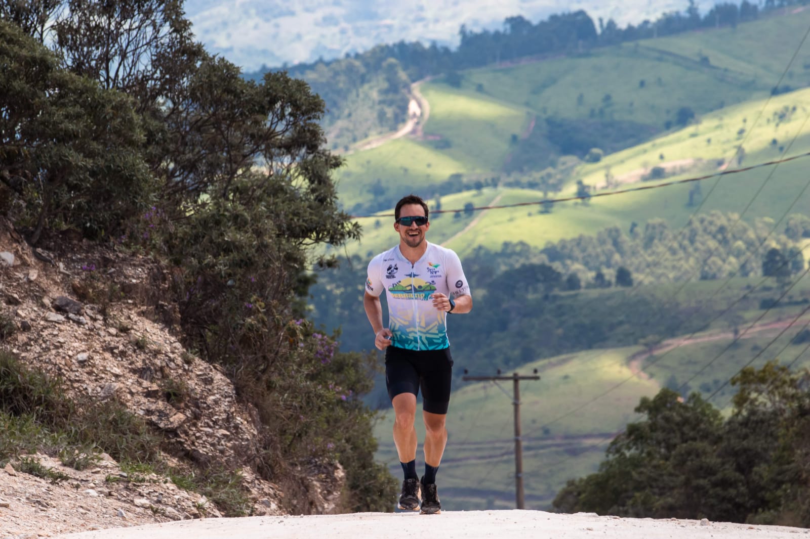 atleta correndo em estrada de terra