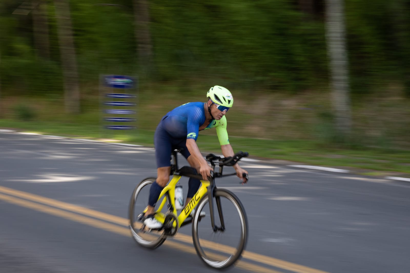 atleta ciclismo andando na estrada